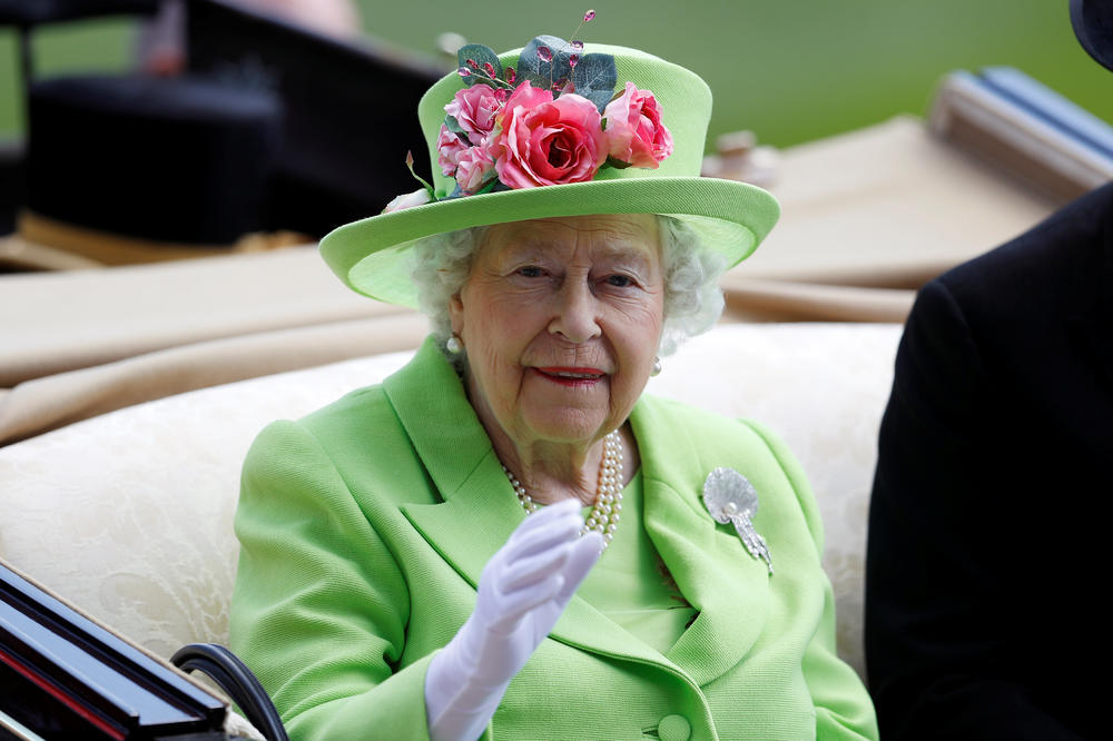 SKANDAL NA BRITANSKOM DVORU: Kraljica pronašla PUŽA u salati, ono što je zatim uradila mnoge je iznenadilo!
