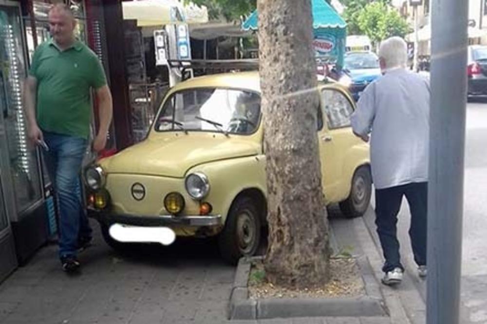 JAČI OD BILO KOG DŽIPA: Dobro ste videli, BAHATI VLASNIK FIĆE BLOKIRAO TROTOAR! (FOTO)