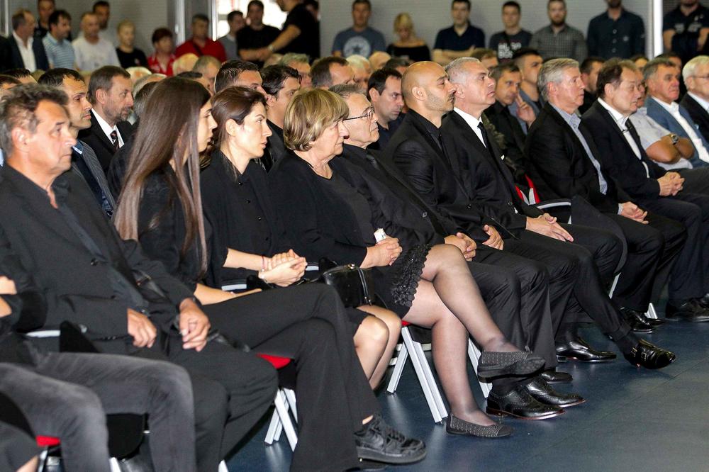 VIDIĆ, VUČIĆ, MUSLIN, KRSTAJIĆ, REPREZENTATIVCI! Stotine ljudi ispratilo Bunjevčevića, reka suza na Bežanijskom groblju!