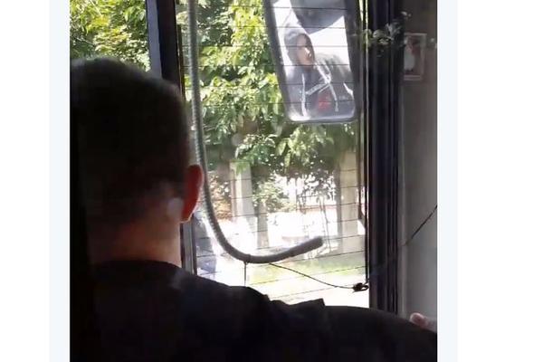 TUKLI GA METALNOM ŠIPKOM I PESNICAMA: Jeziv napad na vozača autobusa usred Beograda! (VIDEO)