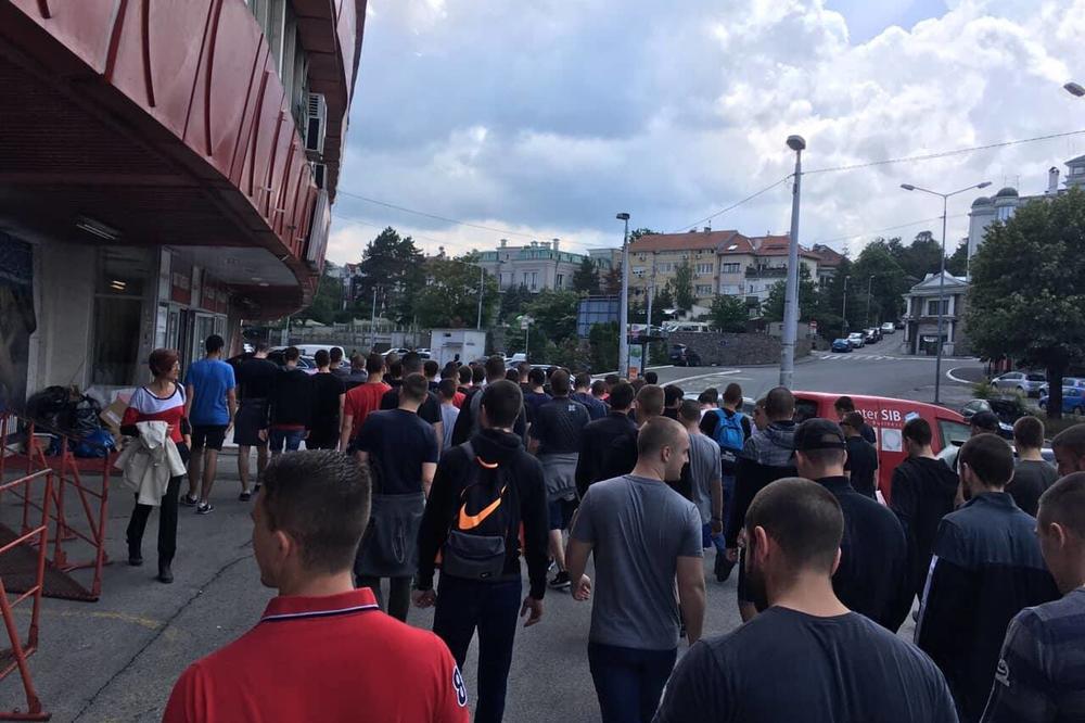 PAROLA DELIJA ZA SVOG KAPITENA: Navijači Zvezde se ispred stadiona oprostili od legende kluba, a učinili su i jedno dobro delo! (FOTO)