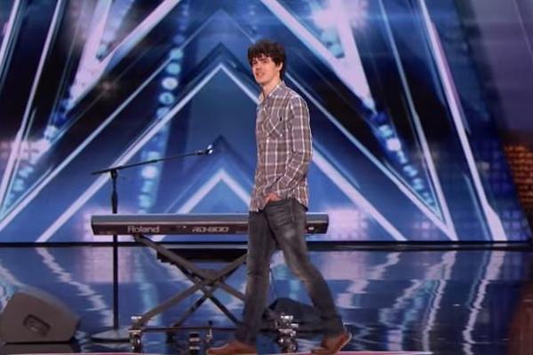 OVAJ MOMAK IMA 20 GODINA, A NIKAD NIJE IMAO DEVOJKU: Posle ovog što je uradio, IMAĆE KOJU BUDE POŽELEO! (VIDEO)