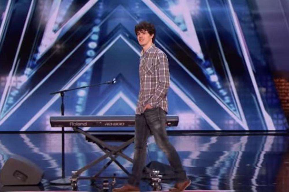 OVAJ MOMAK IMA 20 GODINA, A NIKAD NIJE IMAO DEVOJKU: Posle ovog što je uradio, IMAĆE KOJU BUDE POŽELEO! (VIDEO)