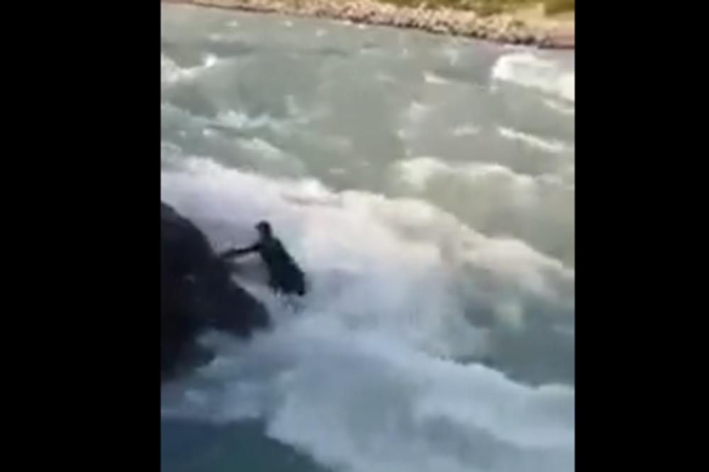 Stajao je na klizavoj steni i pokušavao da napravi SELFI: Sekundu kasnije, SVI SU POČELI DA VRIŠTE... (VIDEO)