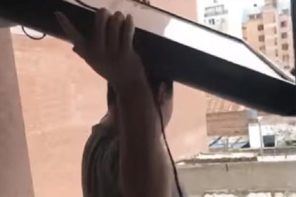 DA LI STE NEKAD VIDELI KAKO LETI PLAZMA? E, pa, uživajte! (VIDEO)