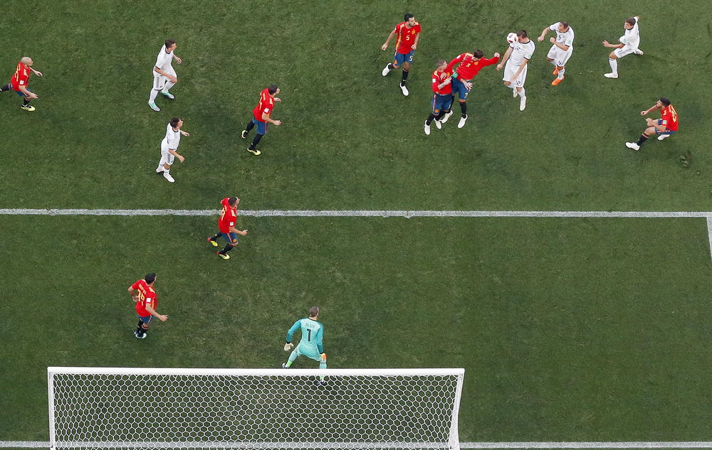 Đerara Pikea je lopta udarila u ruku posle šuta Džube  