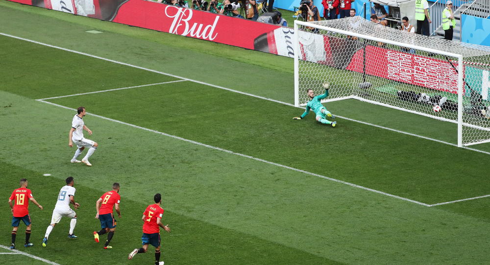 Artjom Dzuba pogađa sa penala  