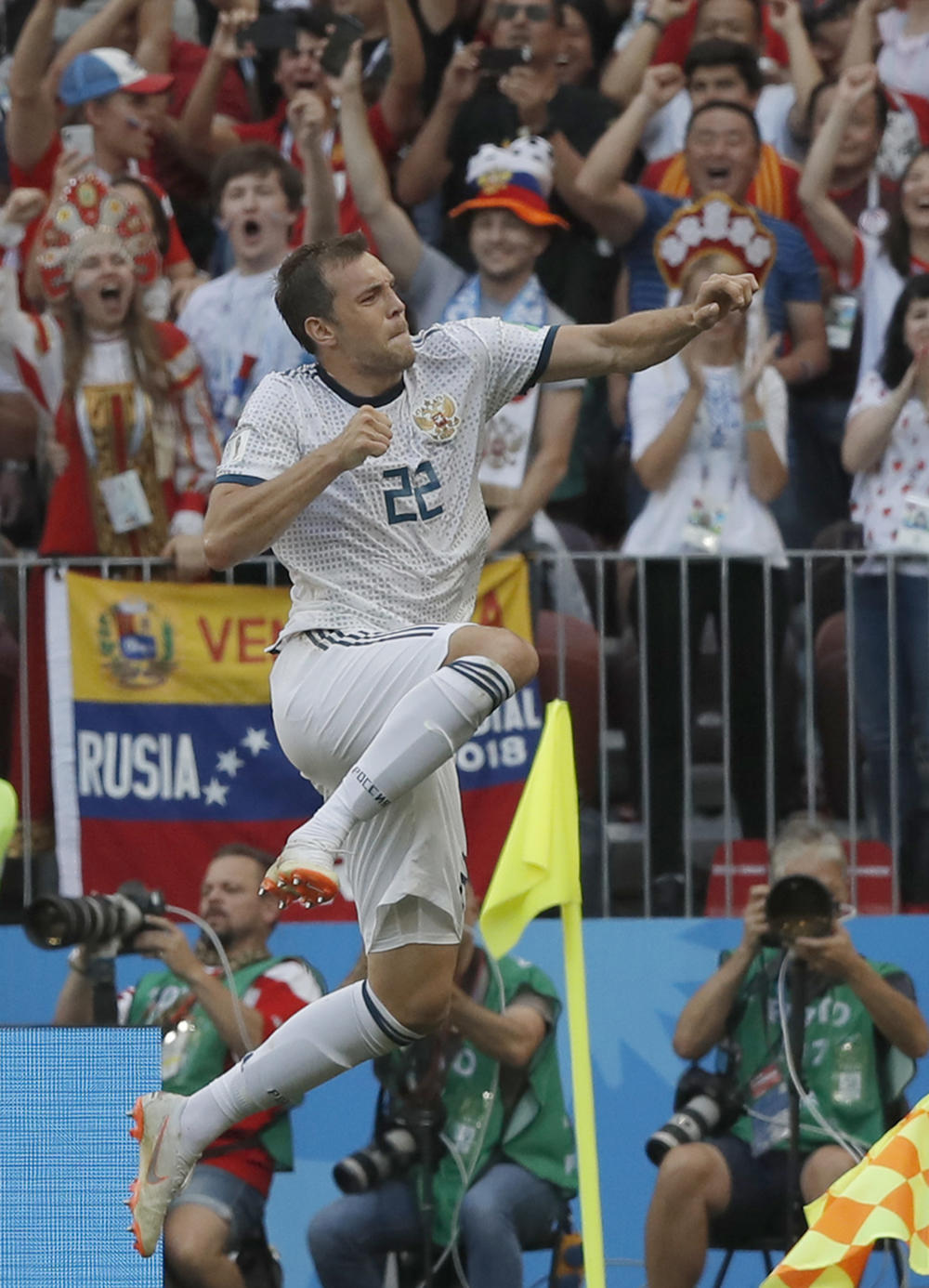 Artjom Dzuba slavi gol  