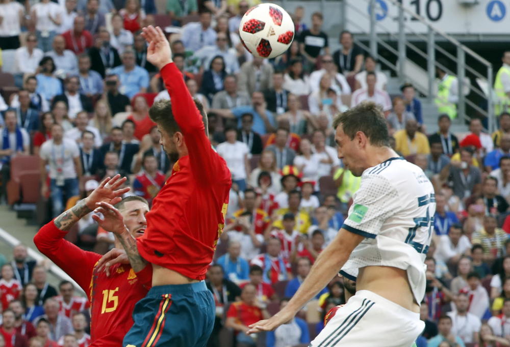 Trenutak kada Đerar Pike udara loptu rukom u šesnaestercu  