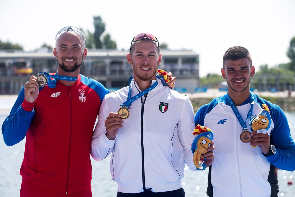 Marko Marjanović na pobedničkom postolju sa srebrnom medaljom u veslanju