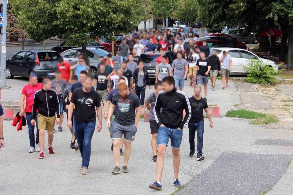 Svi ovi ljudi su krenuli na jedno mesto! (FOTO)