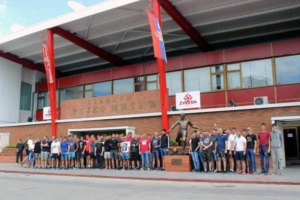 Zadovoljni navijači Zvezde u na grupnoj fotografiji ispred spomenika Rajku Mitiću