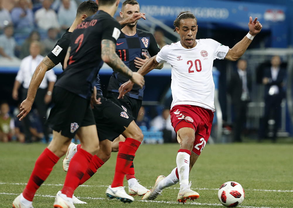 Jusuf Poulsen okružen sa tri hrvatska igrača  