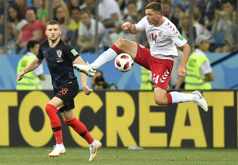 Ante Rebić prati Henrika Dalsgarda  