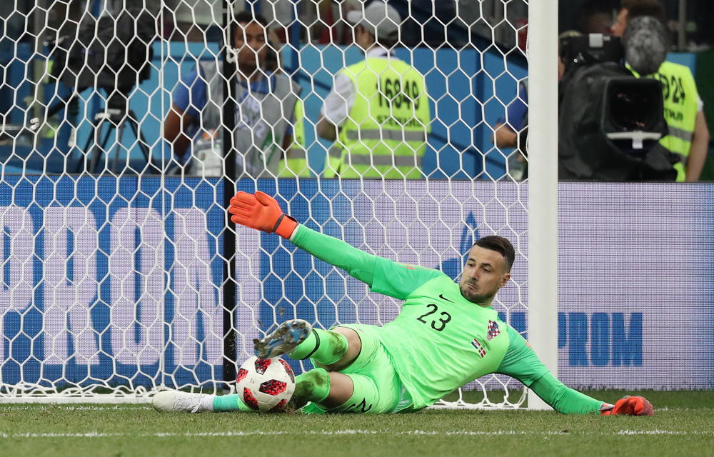 Danijel Subašić brani penal Nikolaju Jorgensenu  