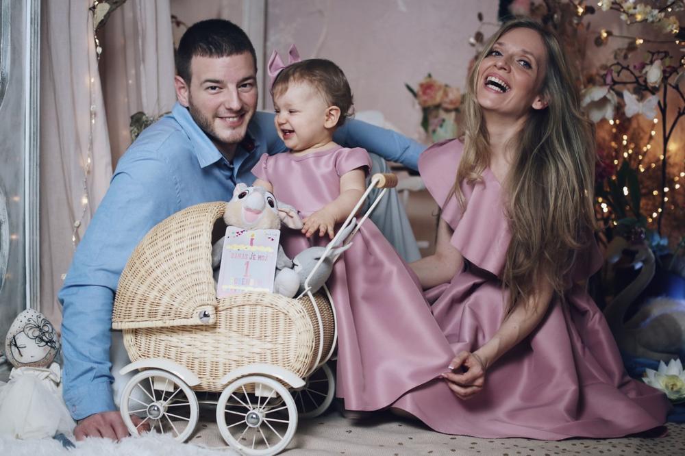 Mladi bračni par - BAH  