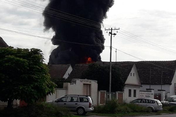 CRNI GUST DIM SE ŠIRI SREMSKOM MITROVICOM! Gori magacin s uljima, vatrogasci na terenu!