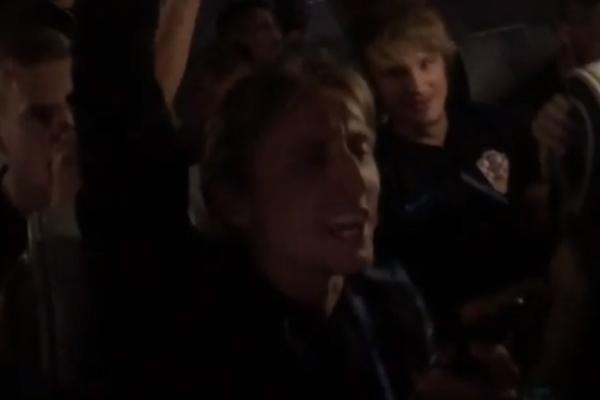 ALBANCI I HRVATI ĆE SE ODUŠEVITI! Vatreni opet pevali posle pobede, ali ovog puta nije Tompson! (VIDEO)