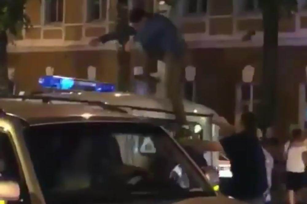 PREBIŠE GA KAO MAČKU! Ludi Rus slavio skakanjem po policijskom džipu, pa dobio najveće batine u životu! (VIDEO)