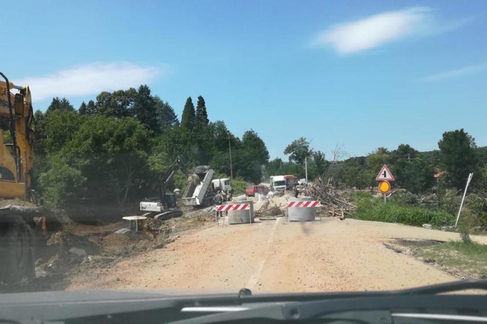 BUJICA RAZVALILA MOST U MALOM DOBRIČU, MEŠTANI OČAJNI! Ovo smo viđali samo u filmovima, kukali smo od straha! (FOTO) (VIDEO)