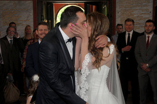 NJEGOVOG OCA SU UBILI s Arkanom, a on je sada U BRAKU s poznatom voditeljkom! IMAO JE VILU I 7 STANOVA, A ONDA JE OSTAO BEZ IČEGA (FOTO)