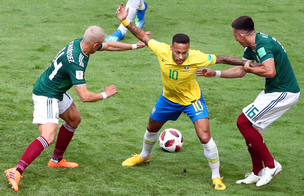 Nejmar u duelu sa dvojicom reprezentativaca Meksika  