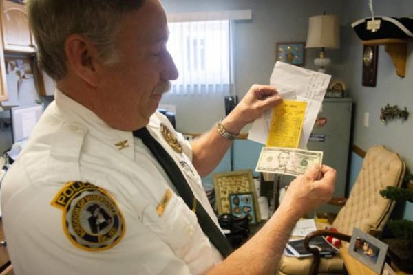 GRIZLA GA JE SAVEST, PA JE PLATIO KAZNU STARU 44 GODINE: Zbog poruke koju je poslao, policajci su ostali u čudu (VIDEO)