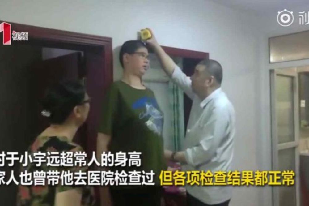 IMA 11 GODINA, A VISOK JE 2.06! ON JE NAJVIŠI učenik šestog razreda NA SVETU! (VIDEO)