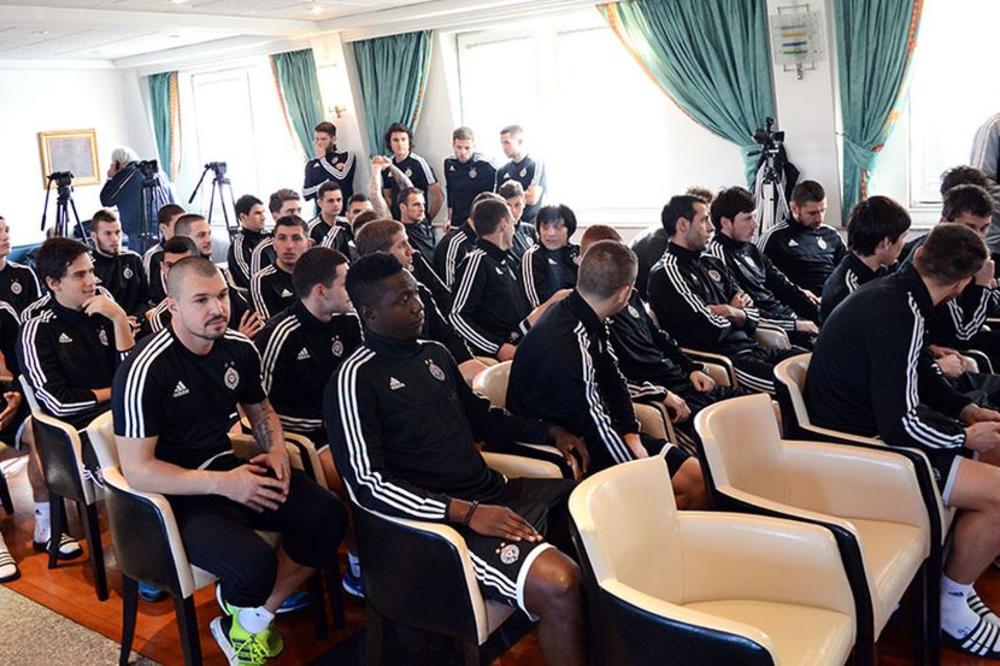 Neće više da nosi crno-belo, nego crveno-belo: Potpisao bivši napadač Partizana!