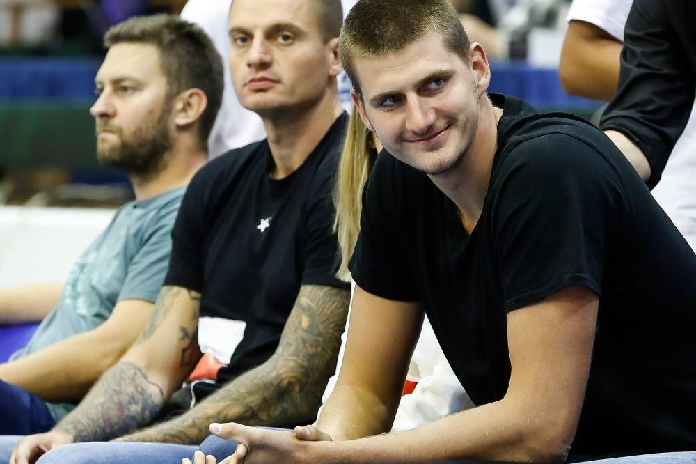 Ne može da bude na parketu, ali je zato u prvom redu tribina! NBA ekipa bodri Srbiju protiv Nemačke!