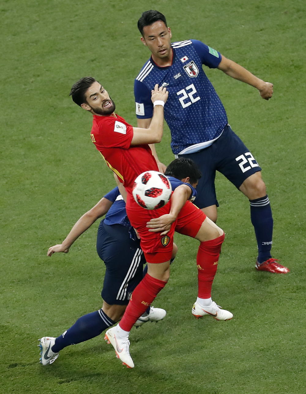 Janik Karasko u duelu sa defanzivcima Japana  