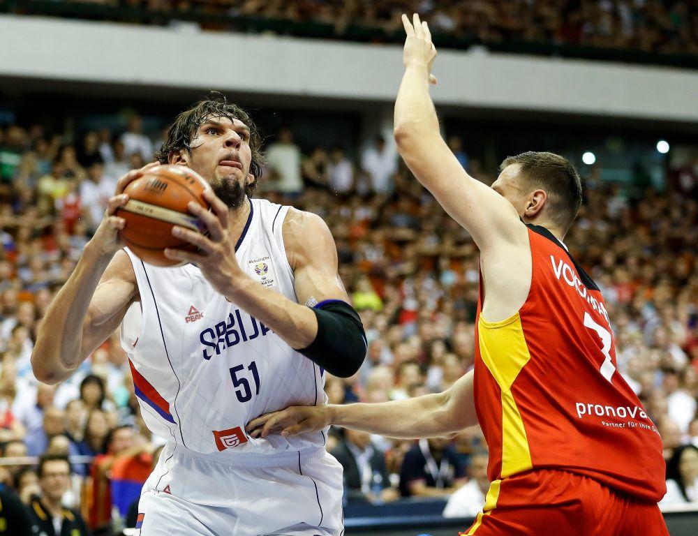 Boban Marjanović u akciji pod košem  