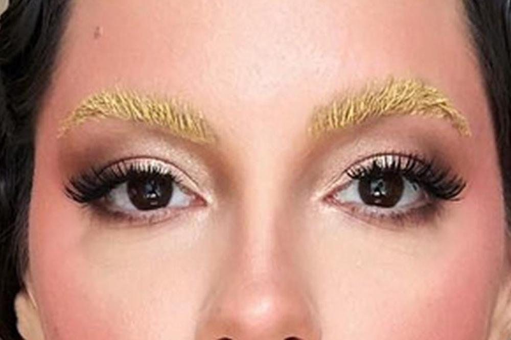 NA ŠTA LIČIŠ, ŽENO BOŽIJA: Mlada pevačica ofarbala obrve u ZLATNO, a fanovi je ISPROZIVALI za sve pare! (FOTO)