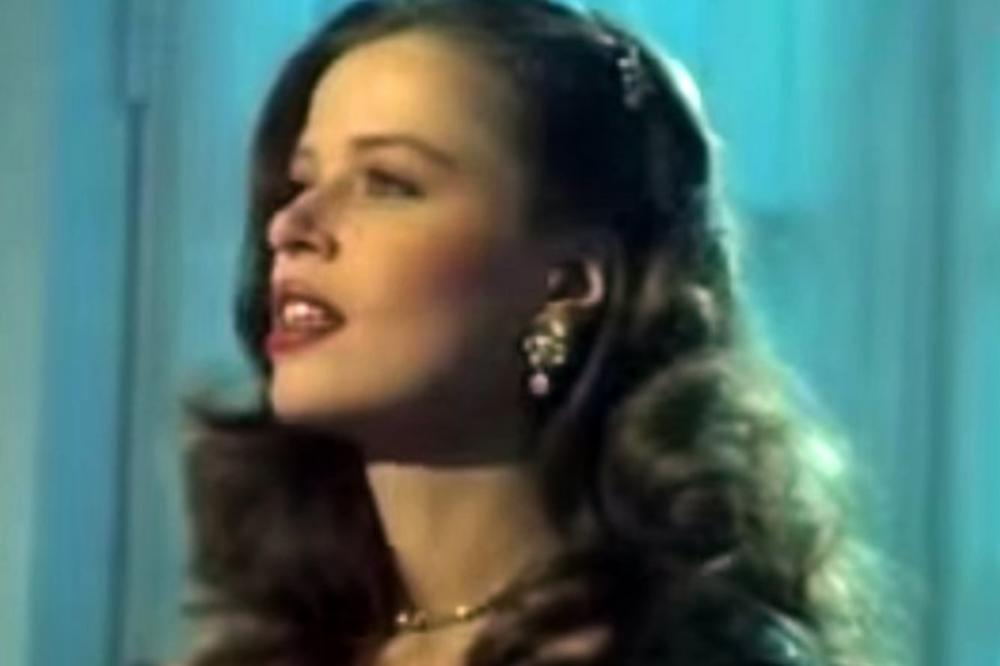 POGINULA JE u saobraćajnoj nesreći kada je sa njom u kolima bila njena JEDNOMESEČNA ĆERKA! Njena naslednica danas je lepa kao ANĐEO i neverovatno liči na majku! (FOTO)