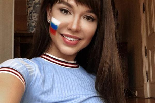 OSTALA BEZ IČEGA NA SEBI! Voditeljka se skinula potpuno gola zbog pobede Rusa nad Španijom! (FOTO)