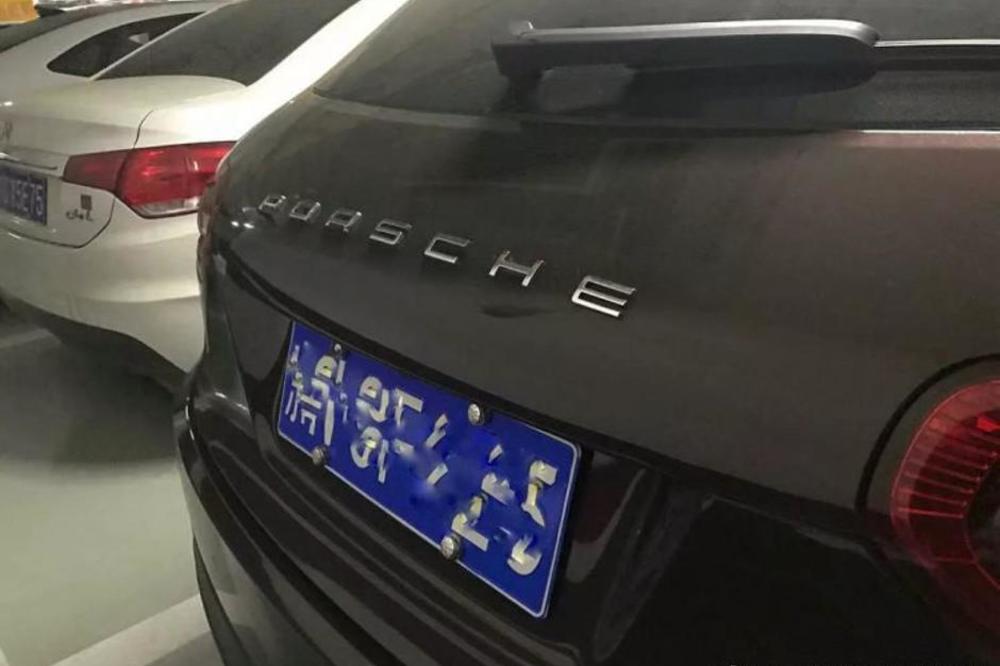 OVO JOŠ NISMO VIDELI! Vozač PORŠEA dao 20 dinara i izbegao da plati kaznu za prekršaj, šta sve ljudi neće da smisle