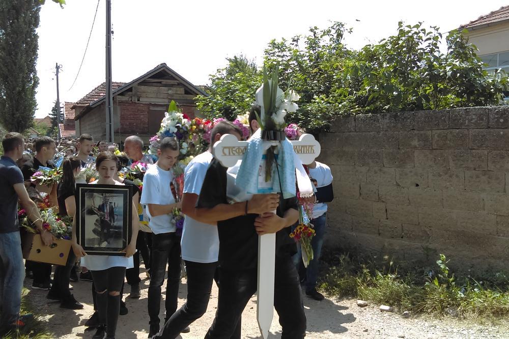 MILI MOJ, NEMA TE VIŠE... Nastradalog Stefana na počinak ispratilo celo selo, tužni prizori PARAJU SRCE! (FOTO)