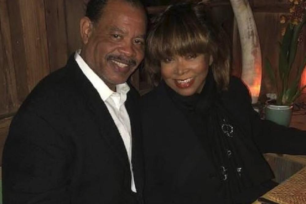 PUCAO SEBI U GLAVU IZ SAČMARE: Ubio se sin slavne pevačice!