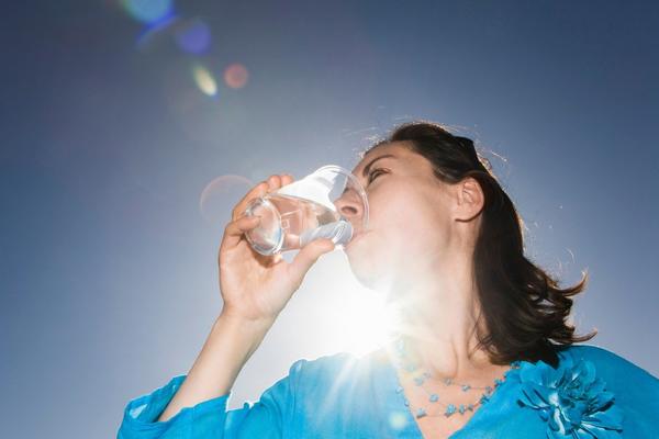 ORGANIZMU NIJE SVEJEDNO: Evo kada treba da pijete TOPLU, a kada HLADNU vodu!