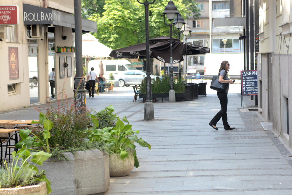 Bašta Lukinog kafića prazna