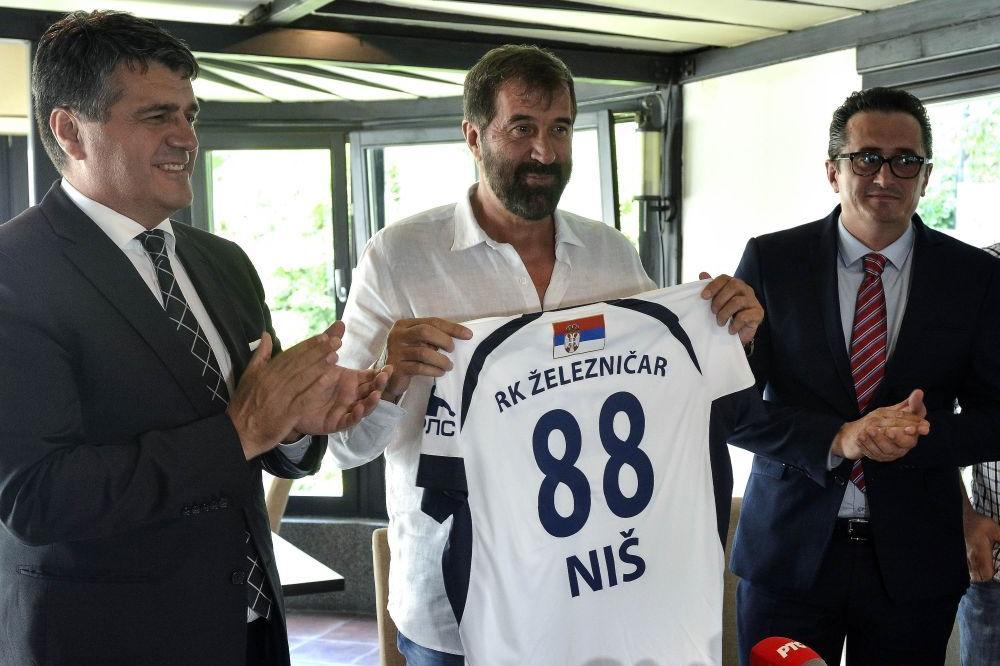 ZVANIČNO JE, VELIKI VUJA SE VRATIO U SRPSKI RUKOMET: Od Železničara hoće da napravi šampiona prejake regionalne lige!