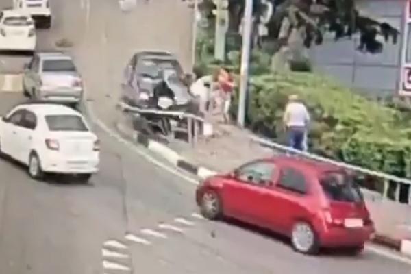Jeziva tragedija za vreme Mundijala! VOZAČ ULETEO U PEŠAKE, IMA MRTVIH, SVE JE SNIMLJENO! (VIDEO)