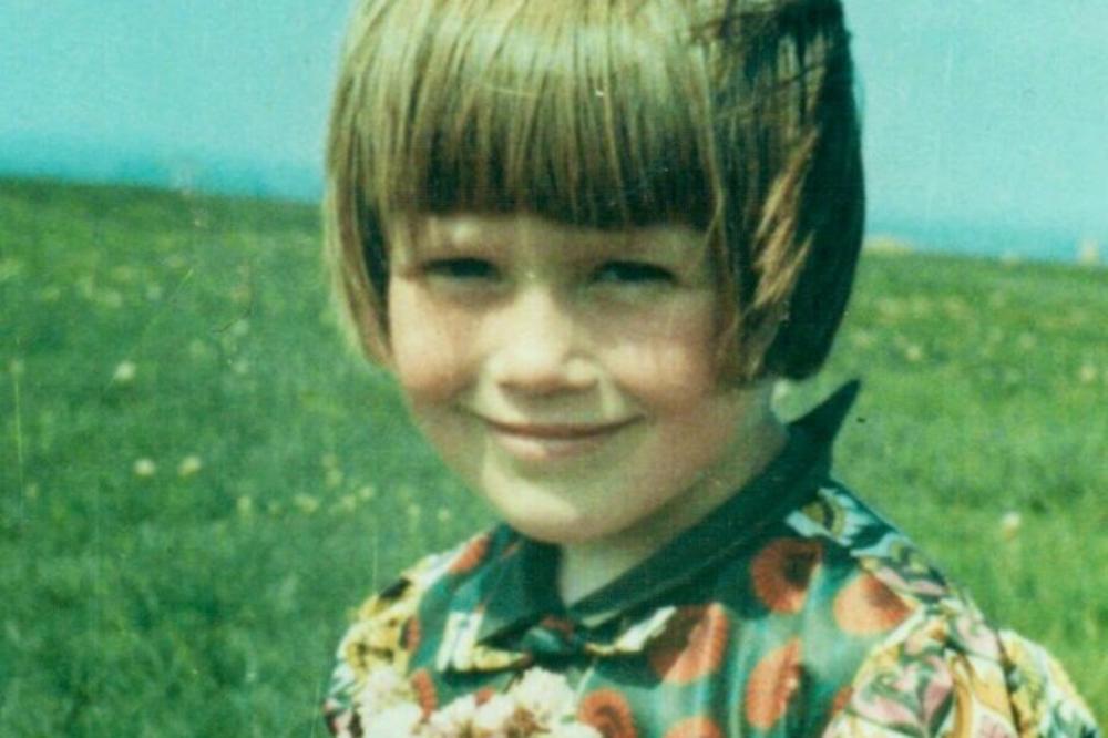 FOTOGRAFISAO JE ĆERKU NA LIVADI: Kasnije je na slici ugledao nešto što zbog čega će vas proći JEZA! (VIDEO)