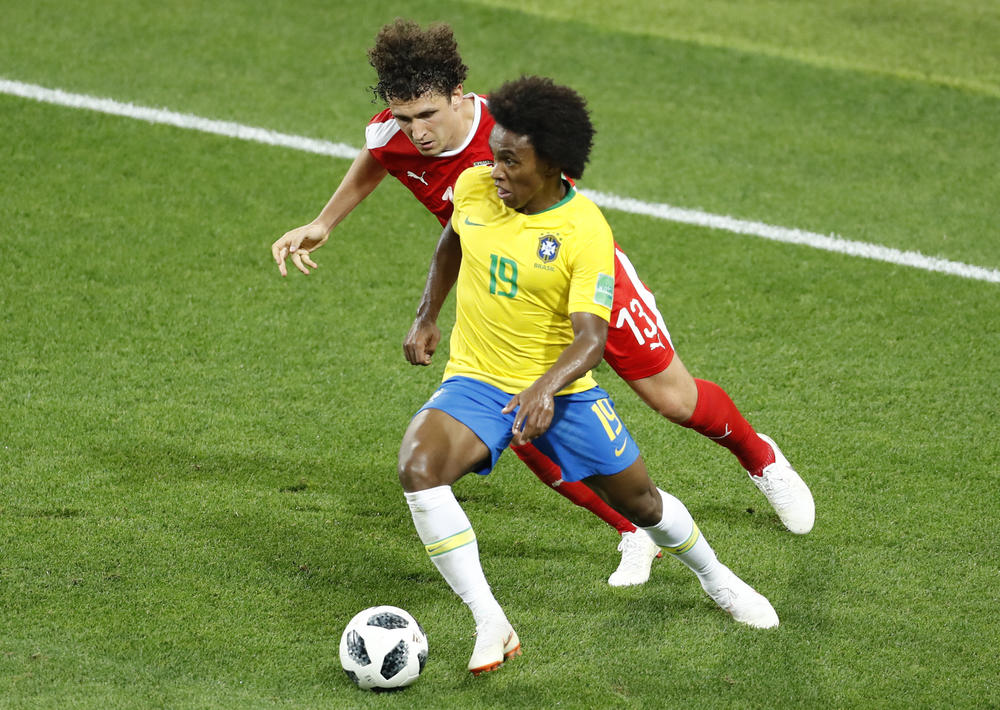 Miloš Veljković u duelu sa Vilijanom  