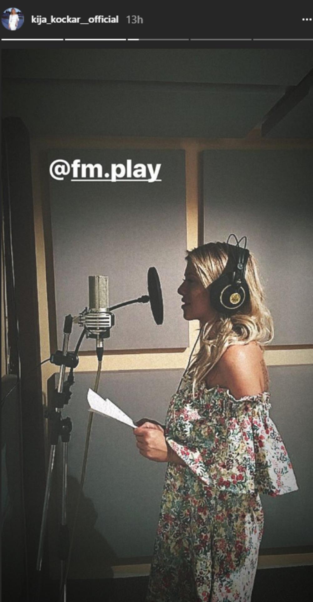 Sa fanovima je podelila atmosferu iz muzičkog studija u kom je snimala pesmu  