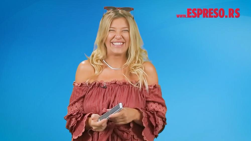 Njen osmeh svedoči tome koliko joj je bilo zabavno  