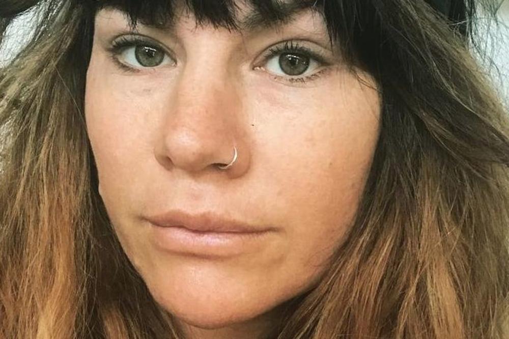 OVU ŽENU SU BRUTALNO NAPALI ZBOG FOTOGRAFIJE SA BEBOM: A ona im je JOŠ BRUTALNIJE odgovorila! (FOTO)