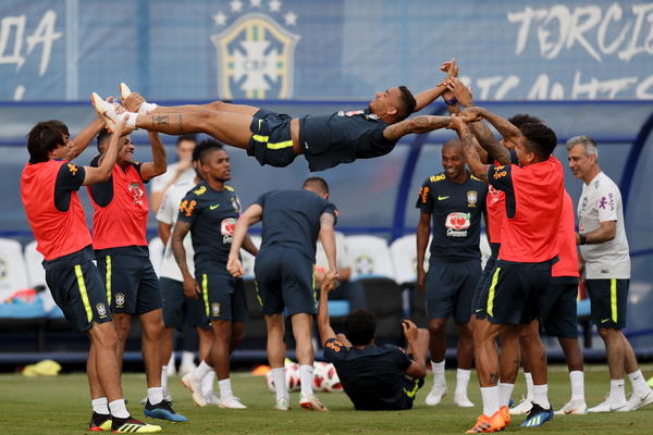 ŽESTOK UDARAC ZA BRAZIL PRED BELGIJU: Sa igračem manje do kraja prvenstva! Za njega je Mundijal završen!