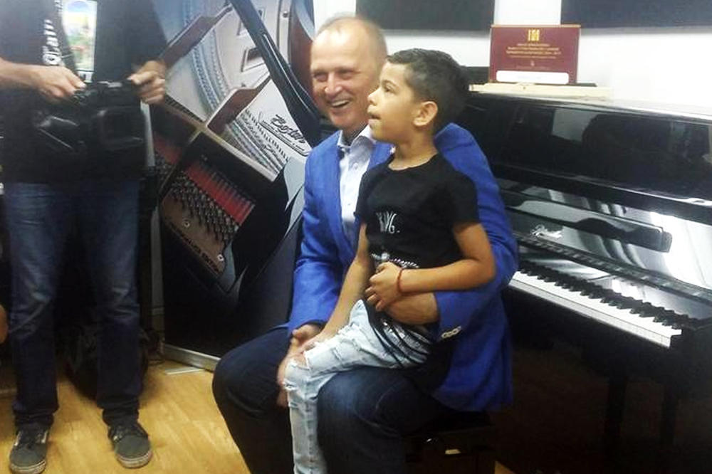 MALOG LJUBU ZAVOLELA JE ČITAVA SRBIJA U PINKOVIM ZVEZDICAMA: Danas je dobio veliki poklon koji će ga lansirati u zvezde (VIDEO) (FOTO)