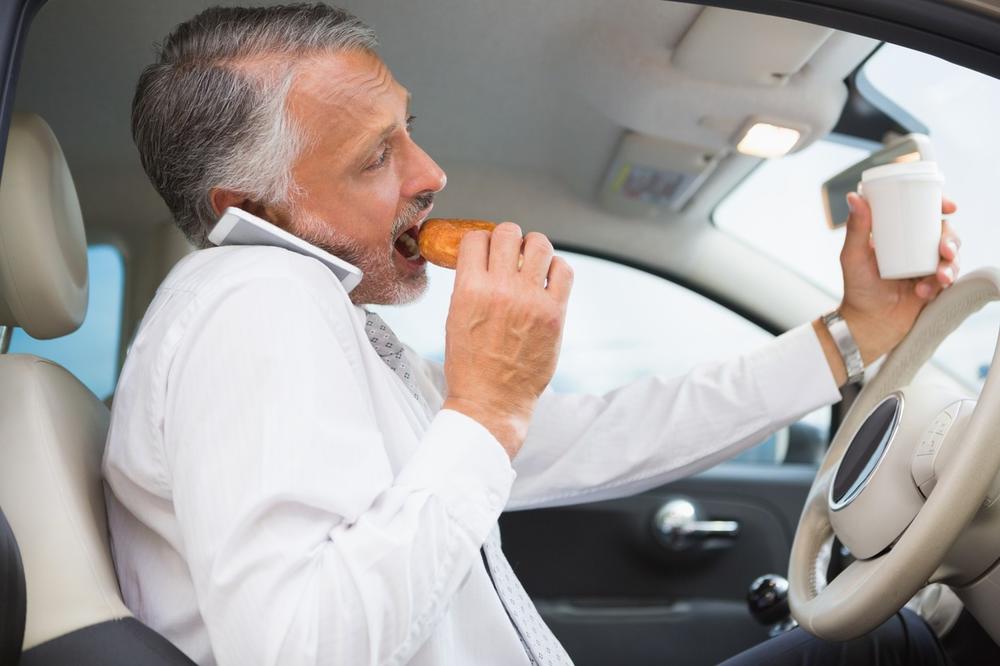 Zbog RUPE U ZAKONU ovaj muškarac je uspeo da OSIGURANJE za automobil plati DUPLO JEFTINIJE! Sad sve zanima KAKO!